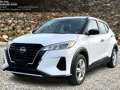 Used 2022 Nissan Kicks S image 1