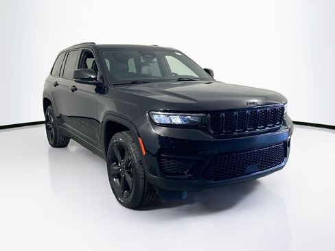 Used 2023 Jeep Grand Cherokee Altitude AWD/4WD image 3
