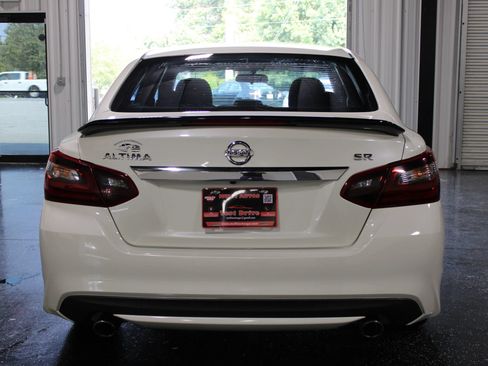 Used 2017 Nissan Altima 2.5 SR w/ Midnight Edition Package FWD image 4