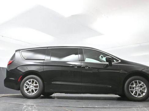 New 2027 Chrysler Pacifica Select FWD image 40