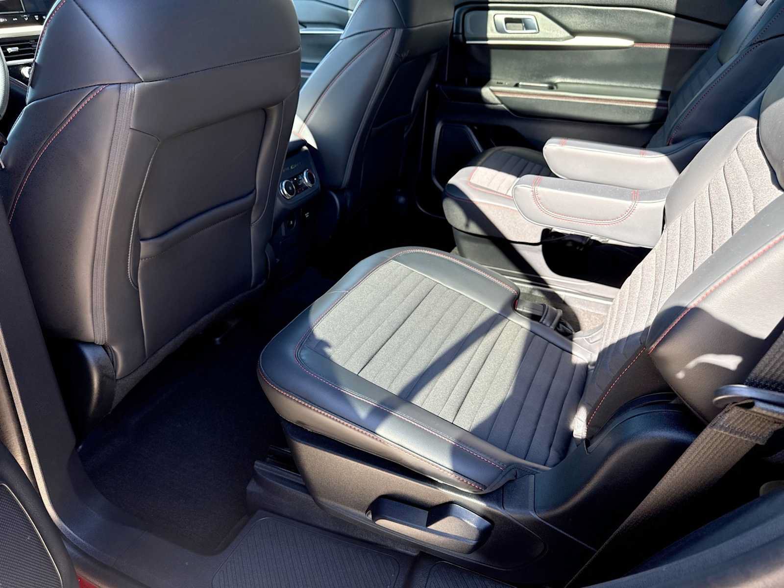 Certified 2025 Ford Explorer ST-Line w/ Premium Package AWD/4WD image 19