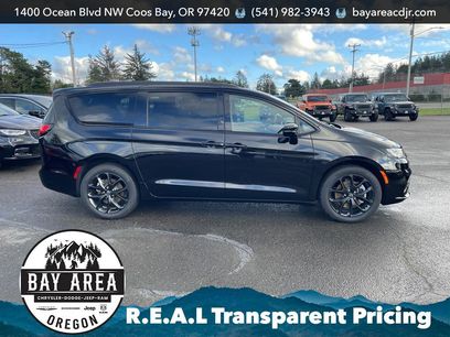 New 2026 Chrysler Pacifica Select w/ S Appearance Package
