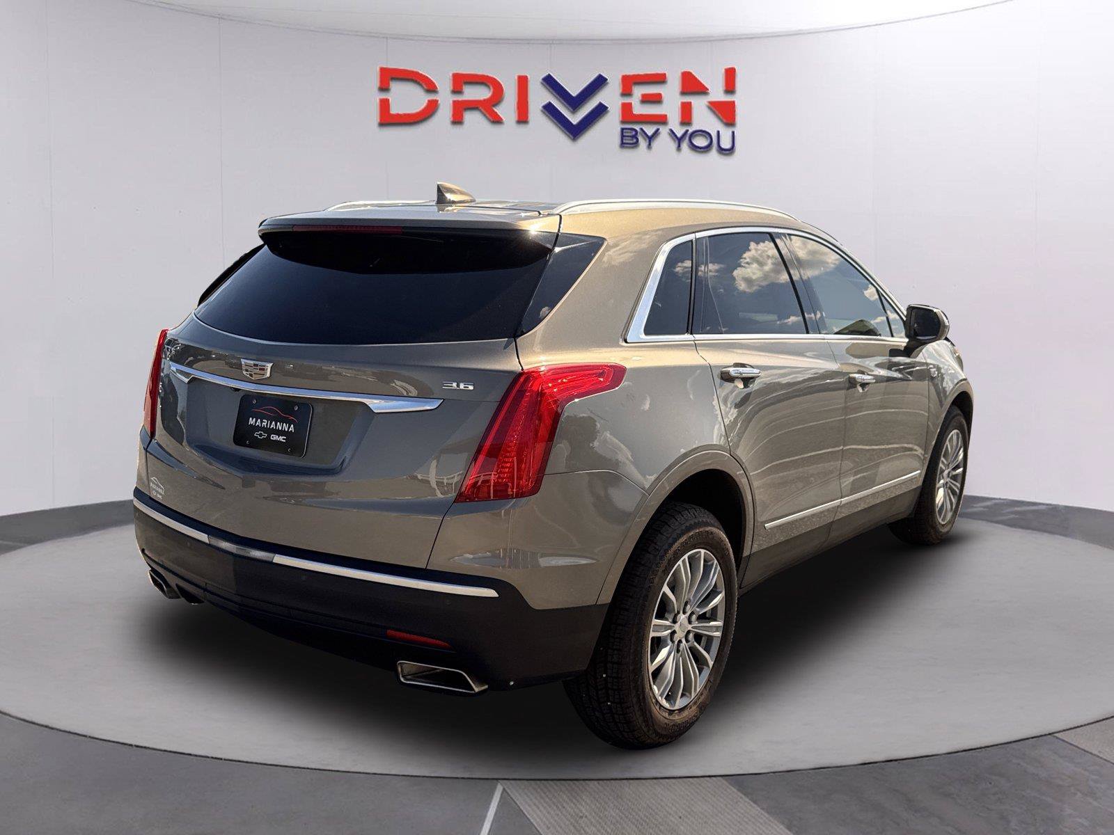 Used 2017 Cadillac XT5 Luxury w/ Driver Awareness Package FWD image 4