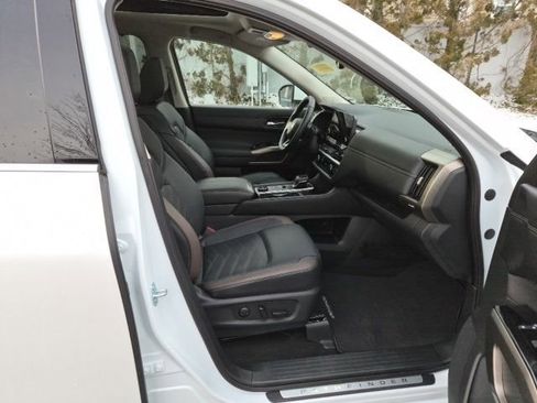 Used 2025 Nissan Pathfinder Platinum image 14