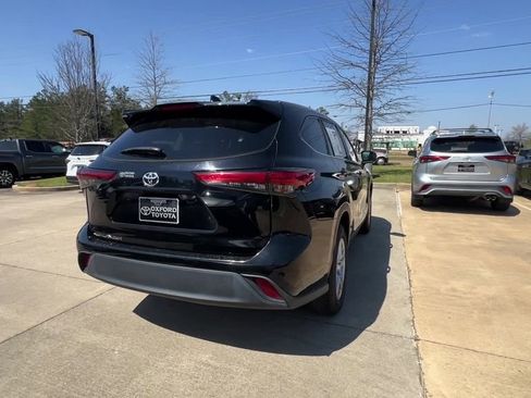 Used 2023 Toyota Highlander L FWD image 6