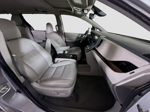 Used 2020 Toyota Sienna XLE FWD image 27