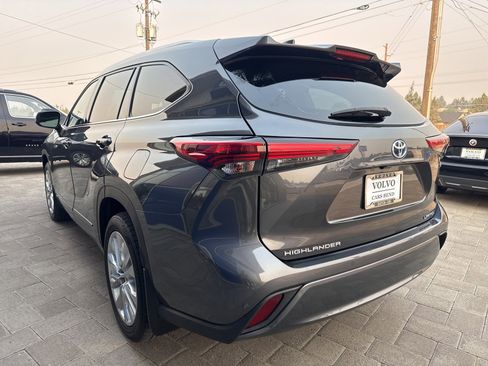 Used 2021 Toyota Highlander Limited image 3