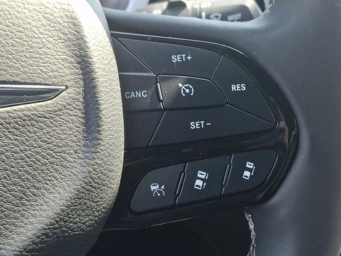 Used 2025 Chrysler Pacifica Limited FWD image 25