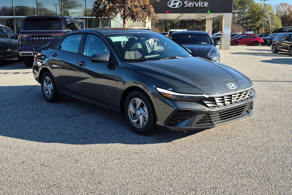 New 2026 Hyundai Elantra SE FWD image 3