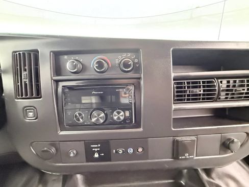 Used 2018 Chevrolet Express 3500 RWD image 12