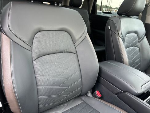 Used 2024 Nissan Pathfinder Platinum image 41