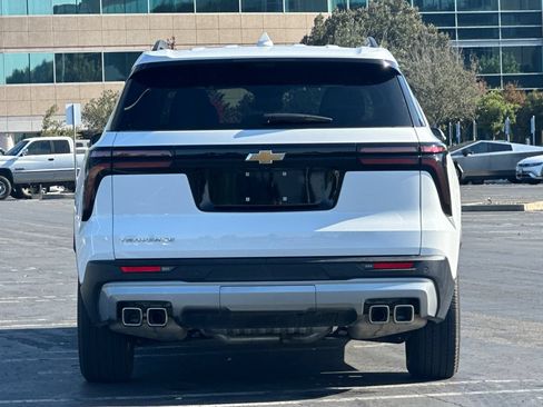 Used 2026 Chevrolet Traverse LT w/ Driver Confidence Package FWD image 5