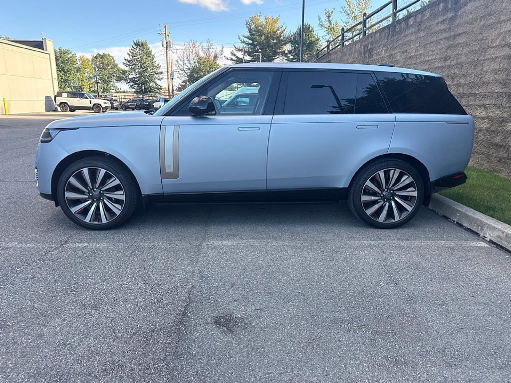 Used 2026 Land Rover Range Rover SV AWD/4WD image 2