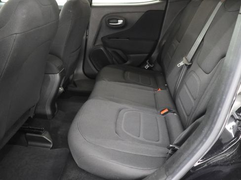 Used 2019 Jeep Renegade Latitude AWD/4WD image 9