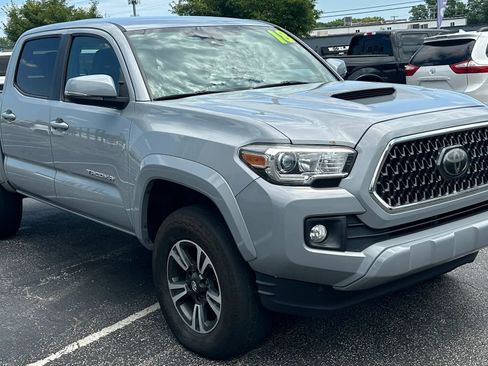 Used 2018 Toyota Tacoma TRD Sport AWD/4WD image 3