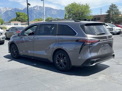 Used 2021 Toyota Sienna XSE FWD image 7