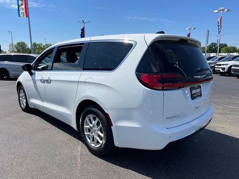 Used 2025 Chrysler Pacifica Select FWD image 5