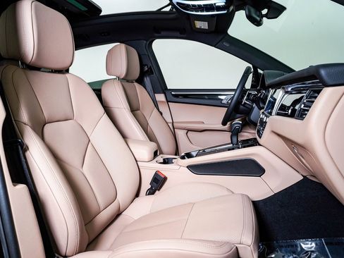 Certified 2025 Porsche Macan image 15