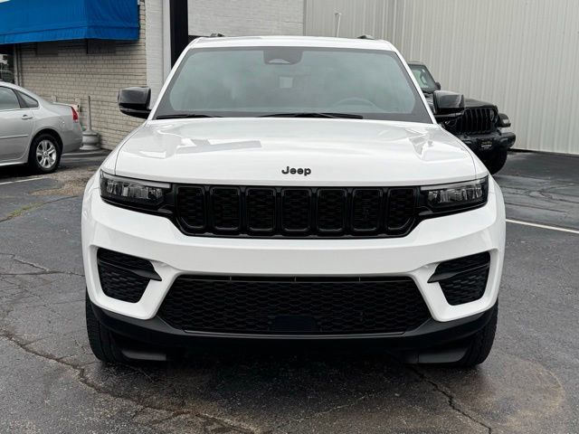 Used 2023 Jeep Grand Cherokee Altitude AWD/4WD image 2