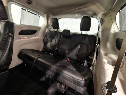 Used 2018 Chrysler Pacifica Touring-L w/ Tire & Wheel Group image 32