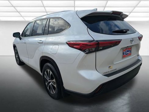 Used 2023 Toyota Highlander XLE image 2