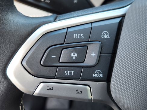 Certified 2025 Volkswagen Tiguan SE image 22