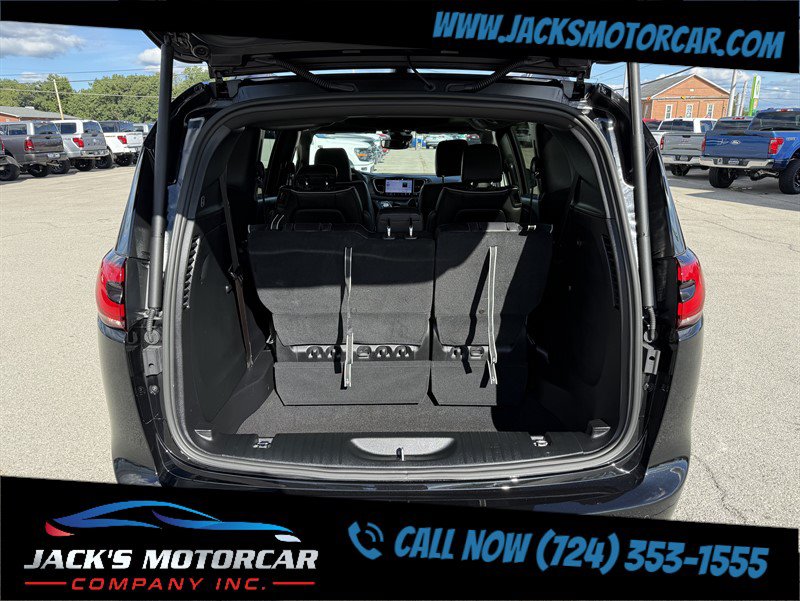 Used 2027 Chrysler Pacifica Limited FWD image 12