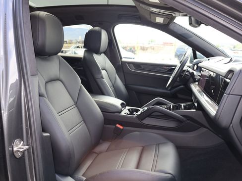 Certified 2025 Porsche Cayenne Turbo AWD/4WD image 27