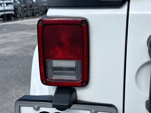 Used 2018 Jeep Wrangler Unlimited Sahara AWD/4WD image 10