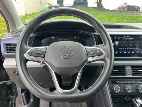 Used 2022 Volkswagen Taos SE FWD image 11