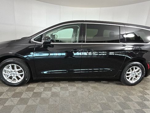 Used 2024 Chrysler Pacifica Touring-L FWD image 5