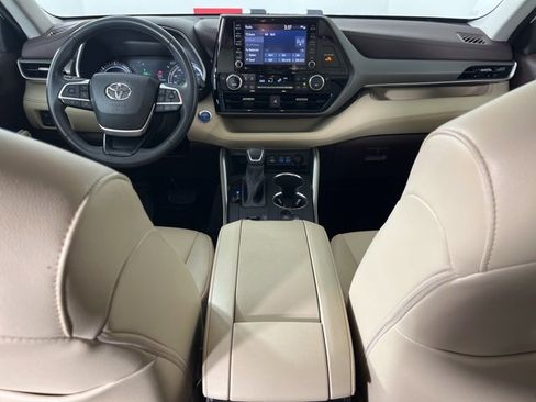Certified 2022 Toyota Highlander XLE image 6