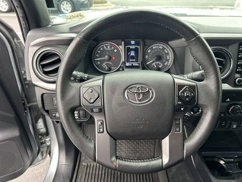 Used 2022 Toyota Tacoma TRD Off-Road w/ Technology Package image 18