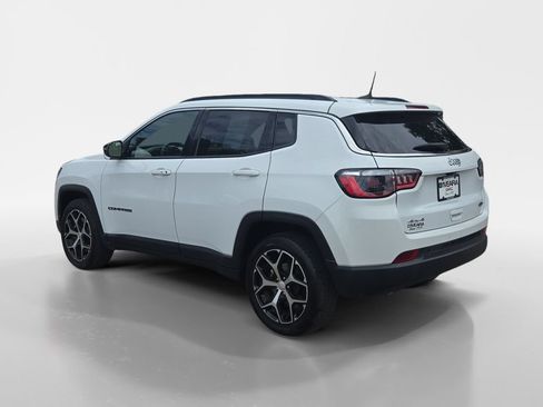 Used 2024 Jeep Compass Latitude AWD/4WD image 3