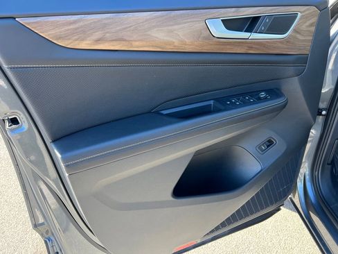 Used 2025 Volkswagen Atlas SE image 17