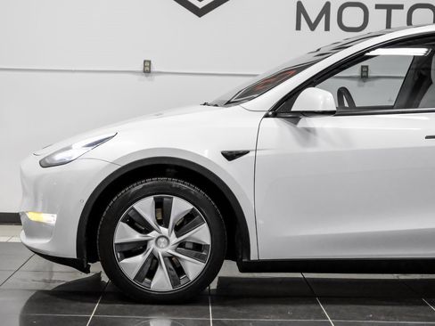 Used 2022 Tesla Model Y Long Range image 13