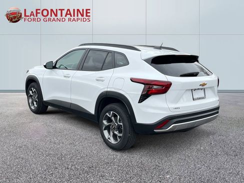 Used 2025 Chevrolet Trax LT FWD image 5