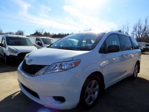 Used 2014 Toyota Sienna L image 1