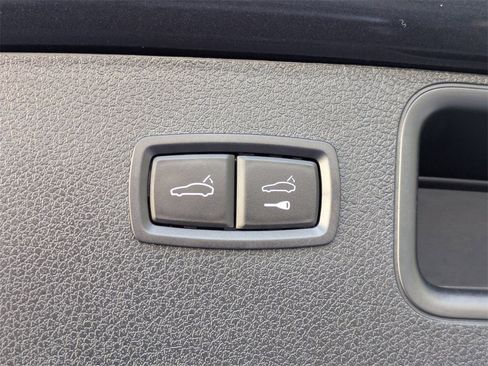 Used 2025 Porsche Macan Base image 14