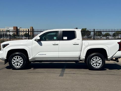 Certified 2025 Toyota Tacoma SR5 AWD/4WD image 9