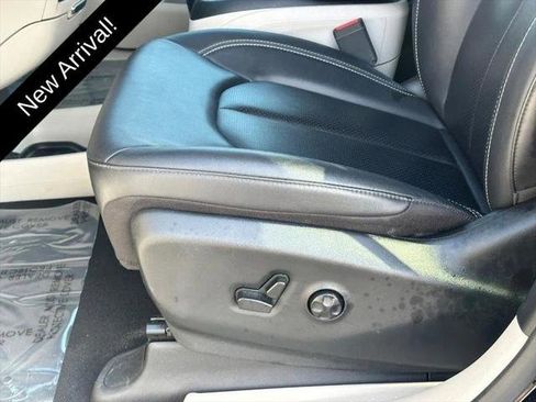 Certified 2024 Chrysler Pacifica Touring-L FWD image 19