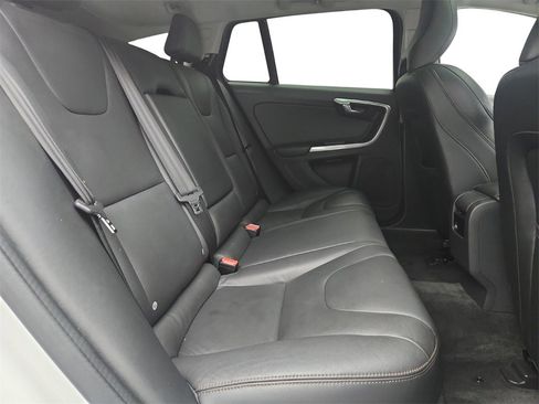 Used 2016 Volvo V60 T5 Cross Country image 27