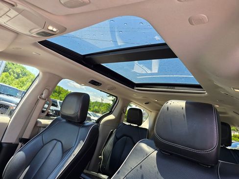 Used 2024 Chrysler Pacifica Limited FWD image 12
