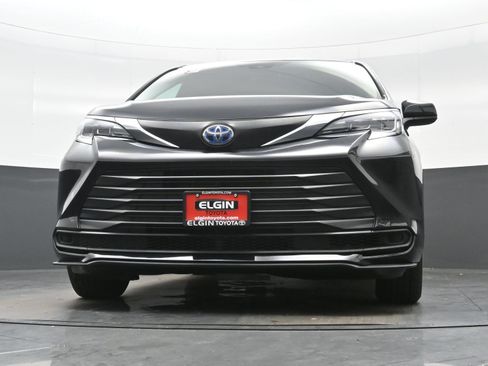 Used 2025 Toyota Sienna LE FWD image 28