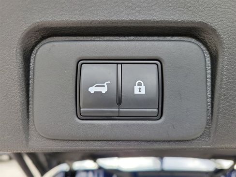 Used 2025 Nissan Rogue SV image 8