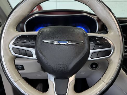 Used 2019 Chrysler Pacifica Limited FWD image 15