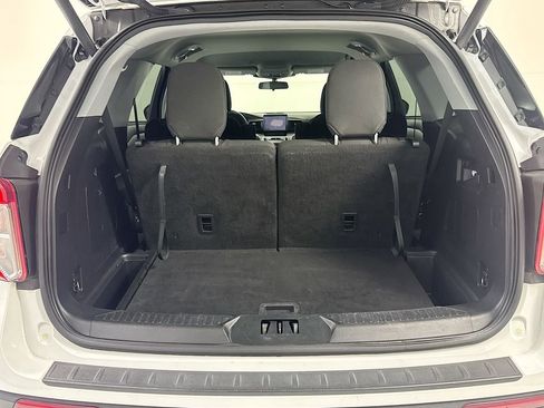 Used 2023 Ford Explorer XLT AWD/4WD image 26