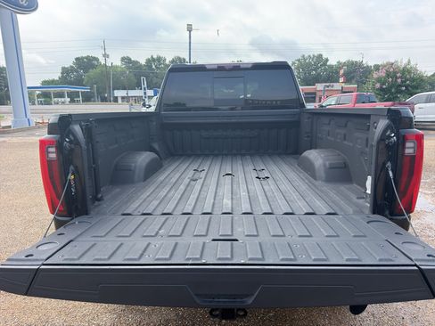 Used 2024 GMC Sierra 2500 Denali w/ Denali Reserve Package AWD/4WD image 11