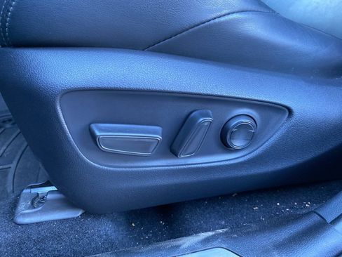 Used 2022 Toyota Venza XLE image 14