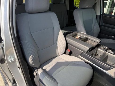 Used 2022 Toyota Tundra SR5 w/ SR5 Convenience Package AWD/4WD image 11